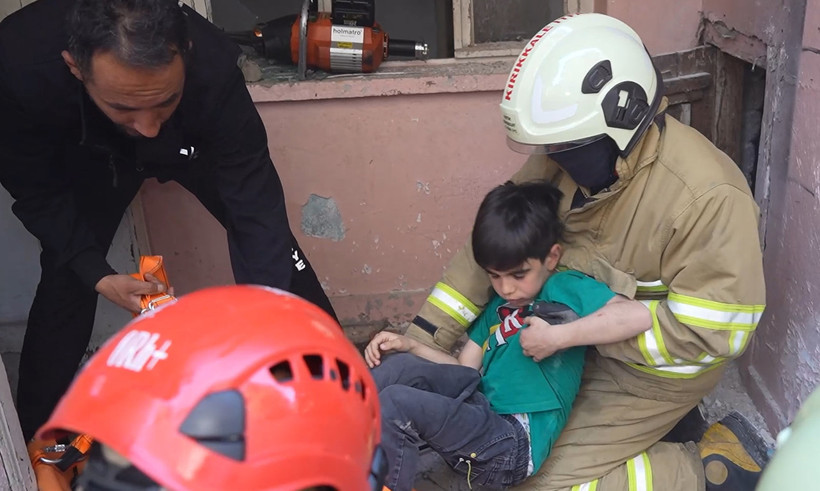 Kırıkkale'de Alevler Yükseldi, Sirenler Çaldı, Enkaz Altında Kalan Çocuk Kurtarıldı... Vatandaşı Korkutan Anların Arkasındaki Gerçek Bambaşkaymış! - Resim : 1