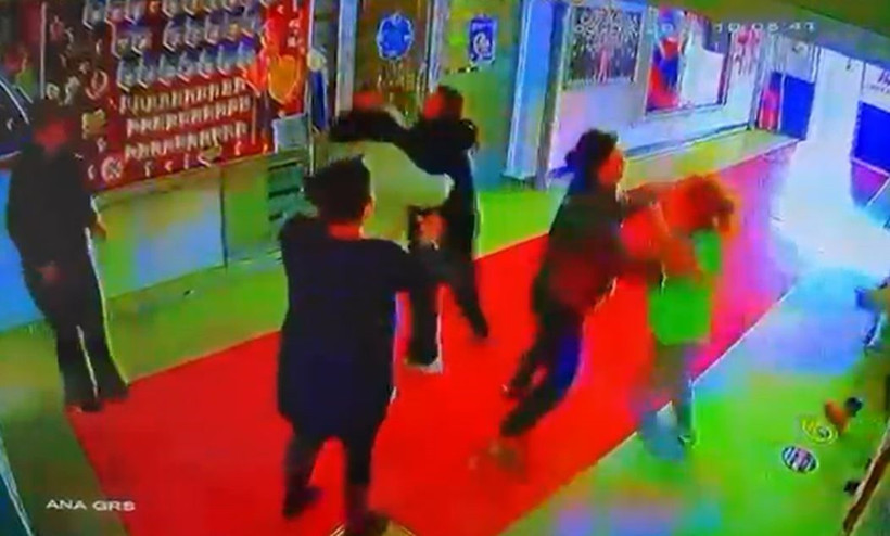 Esenyurt'ta Veliler Okulda Birbirine Girdi: Saç Saça Baş Başa Kavga Ettiler - Resim : 1