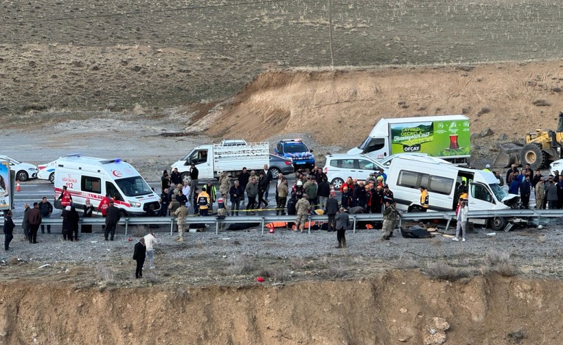 Van'da Feci Kaza! Yolcu Minibüsüyle Kamyonet Çarpıştı: Ölü ve Yaralılar Var - Resim : 3