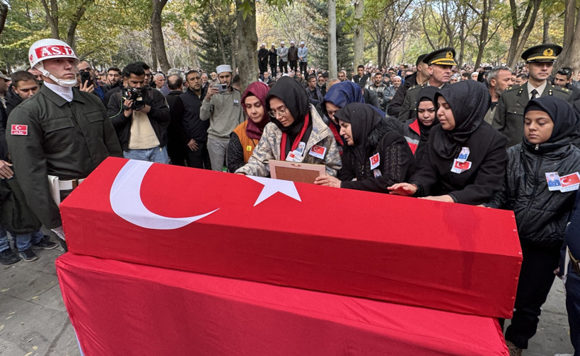 Türkiye Uçak Kazasında Şehit Düşen 20 Vatan Evladını Sonsuzluğa Uğurluyor - Resim : 5