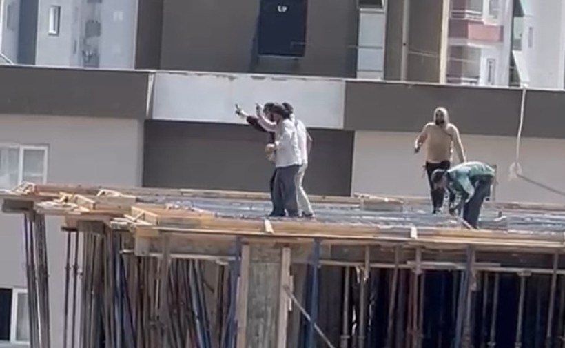 Adana'da İnşaatın 10. Katında Halay Şov: İşçiler Müziğe Dayanamadı - Resim : 1
