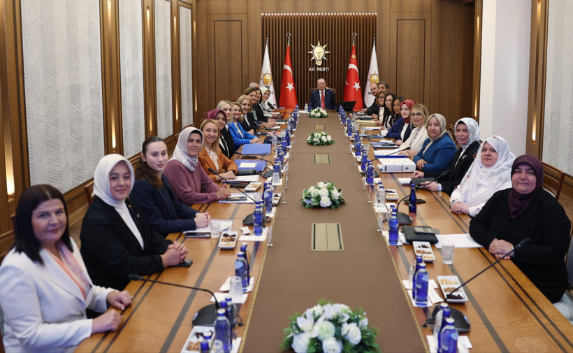 AK Parti’ye Geçeceği İddia Ediliyordu! Foça Belediye Başkanı Saniye Fıçı, AK Parti Toplantısında Yer Aldı - Resim : 1