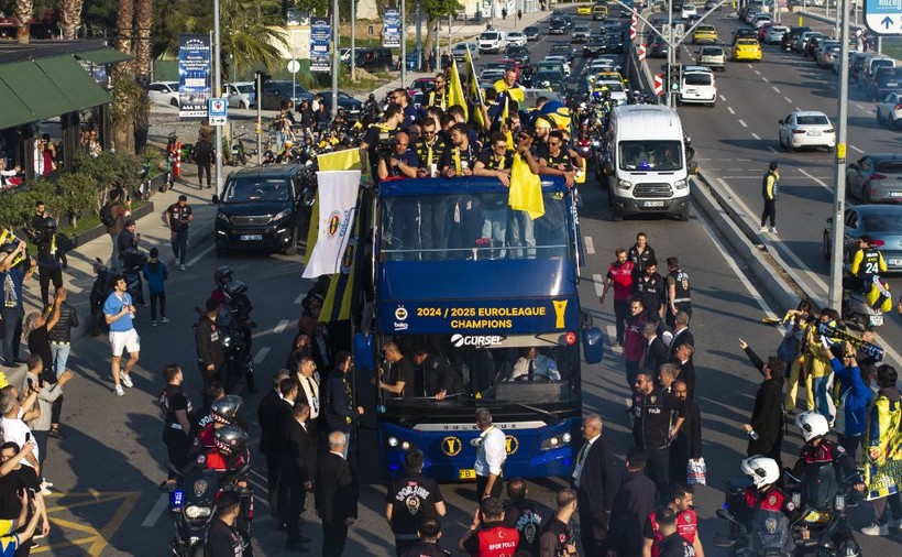 Kadıköy'de Sarı Lacivert Gece! Avrupa'nın En Büyüğü Fenerbahçe Şampiyonluğunu Kutluyor - Resim : 2