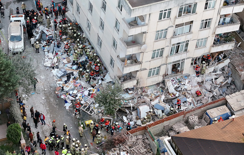 İstanbul'da Korku Dolu Sabah! 7 Katlı Binanın İlk 3 Katı Çöktü, Enkaz Altında Kalanlar Var - Resim : 5