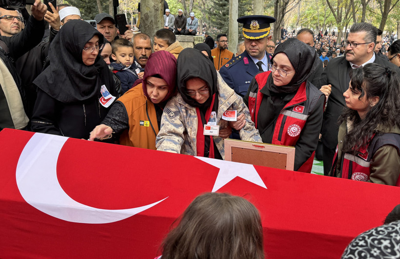 Türkiye Uçak Kazasında Şehit Düşen 20 Vatan Evladını Sonsuzluğa Uğurluyor - Resim : 6