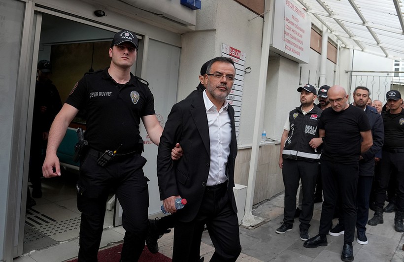 İBB Soruşturmasında Belediye Başkanlarını Sıraya Dizip Görüntüleri Servis Ettiler! AKP'li Şamil Tayyar, O Anlara Sessiz Kalamadı: 'YAKIŞMADI' - Resim : 6