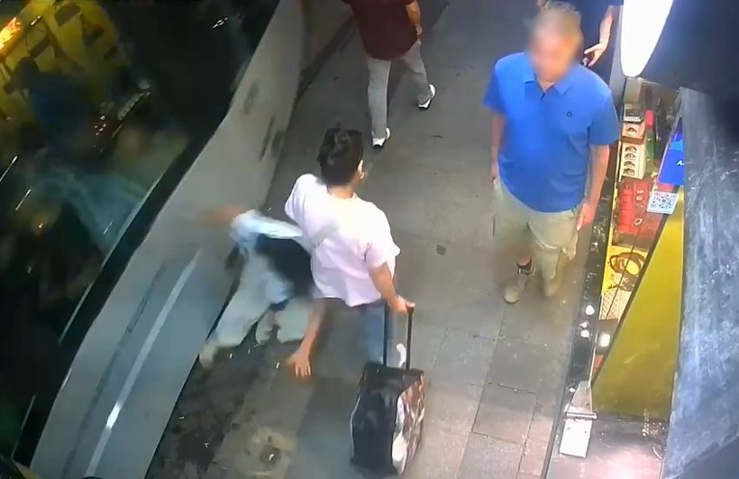 İstanbul'da Korkutan Kaza! Tramvay Kadına Çarptı - Resim : 2