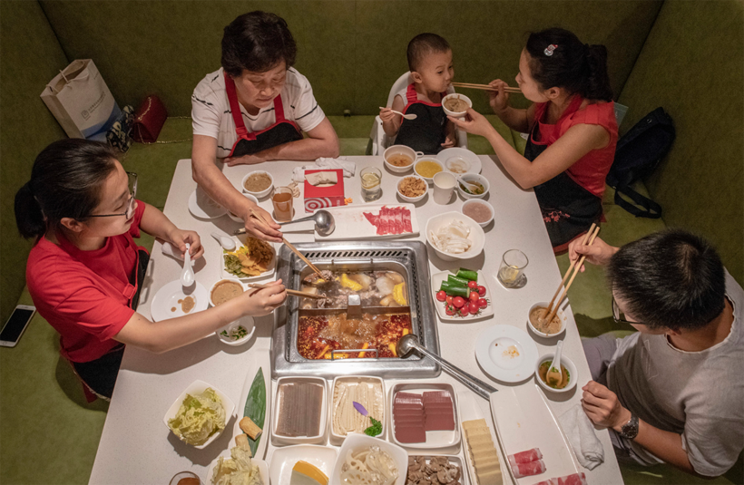 Çin'de Restoranda İğrenç Olay: 17 Yaşındaki Gençler Kazana İdrar Yaptı, Rekor Ceza Kesildi - Resim : 1