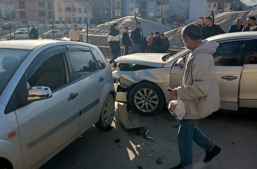 Bursa'da Feci Kaza: 4 Kişi Yaralandı - Resim : 1