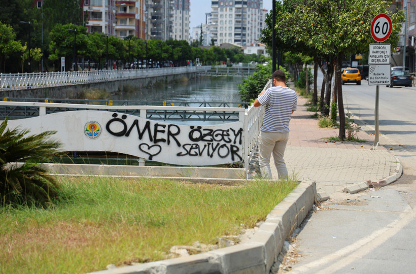 Adana'da ‘Ömer ile Özge’ İnadı: Önce Paralara, Şimdi de Cadde ve Sokaklara Yazdılar - Resim : 3