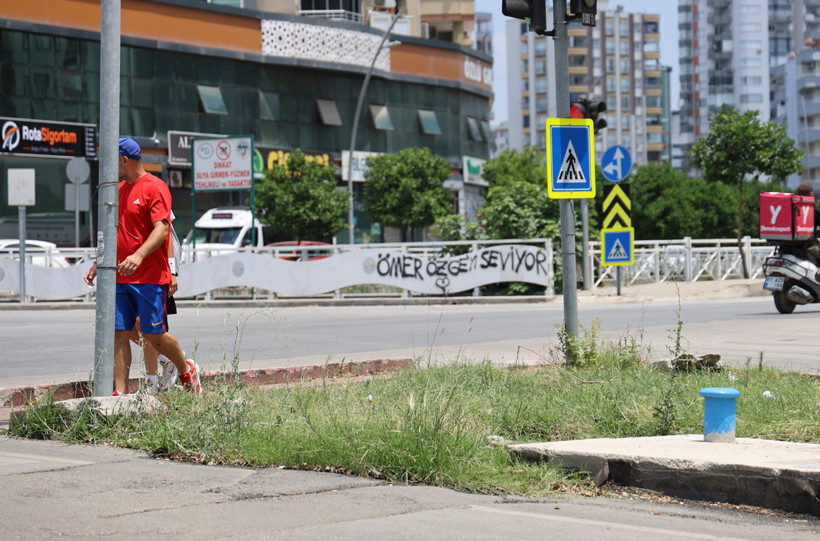 Adana'da ‘Ömer ile Özge’ İnadı: Önce Paralara, Şimdi de Cadde ve Sokaklara Yazdılar - Resim : 2