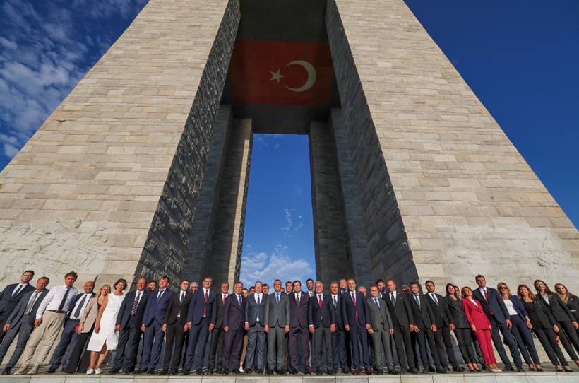 CHP Lideri Özgür Özel, Çanakkale Şehitler Abidesi'ni Ziyaret Etti - Resim : 3