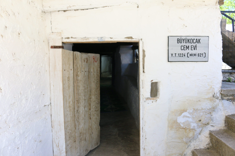 Anadolu’nun İlk Cemevi 800 Yıldır Ayakta! İşte Yapım Sürecindeki 'Kiraz Ağacı' Efsanesi... - Resim : 3