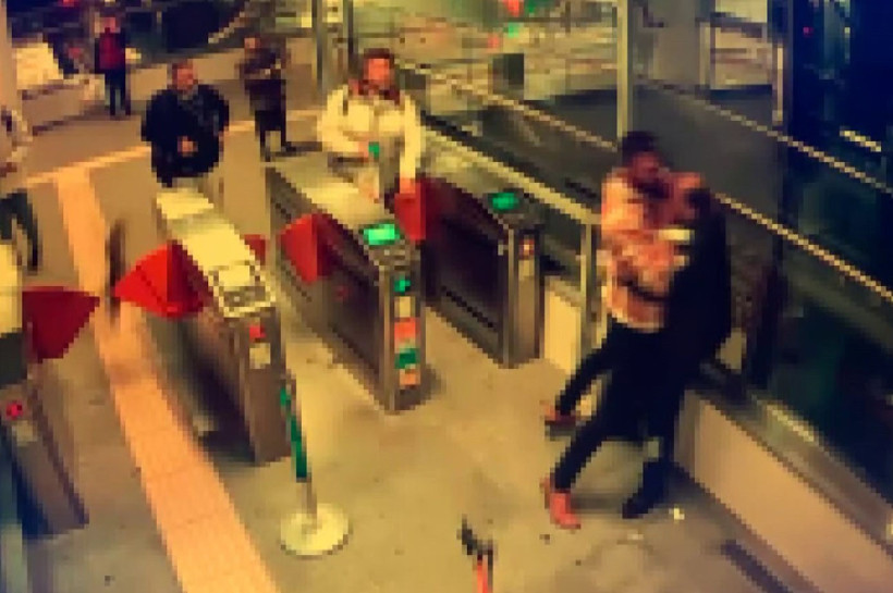 Marmaray'da Korku Dolu Anlar: Güvenlik Görevlisi Tartıştığı Yolcuyu Bacağından Vurdu - Resim : 1