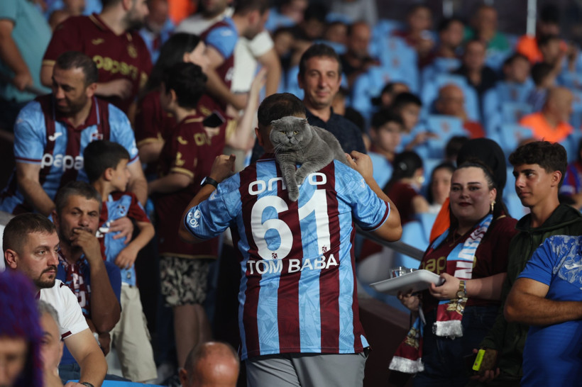 Böyle Taraftar Görülmedi! Trabzonspor Kulübü’nden Fanatik Kedi Tom’a Büyük Jest - Resim : 3