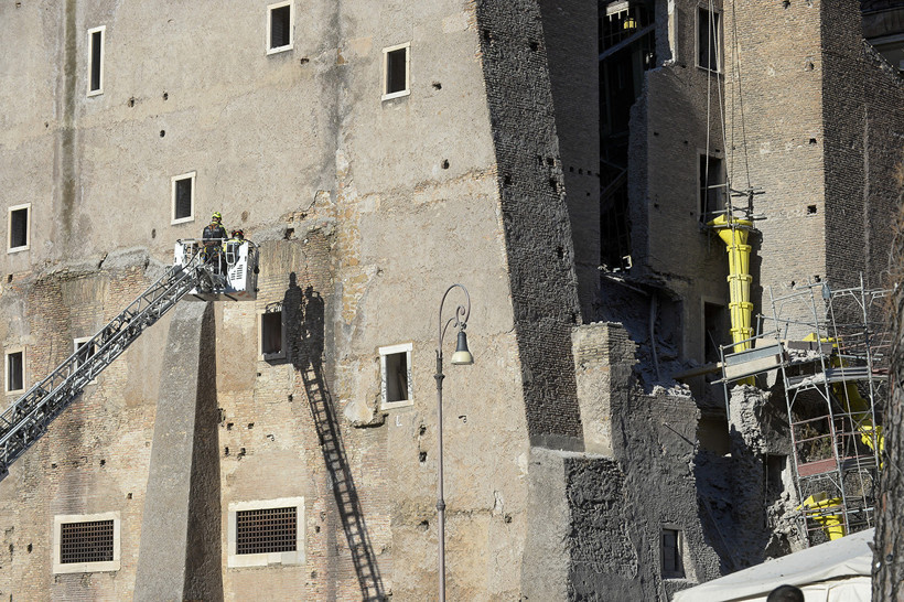 Roma'da Tarihi Kalede Göçük: Enkazdan Kurtarılan İşçi Kalbine Yenik Düştü - Resim : 1