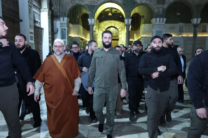 Suriye Devriminin Birinci Yılı | Ahmed Şara Şam'a Girdiği Kıyafetle Emevi Camisi'ne Gitti, 'Kardeşlik' Mesajı Verdi - Resim : 3