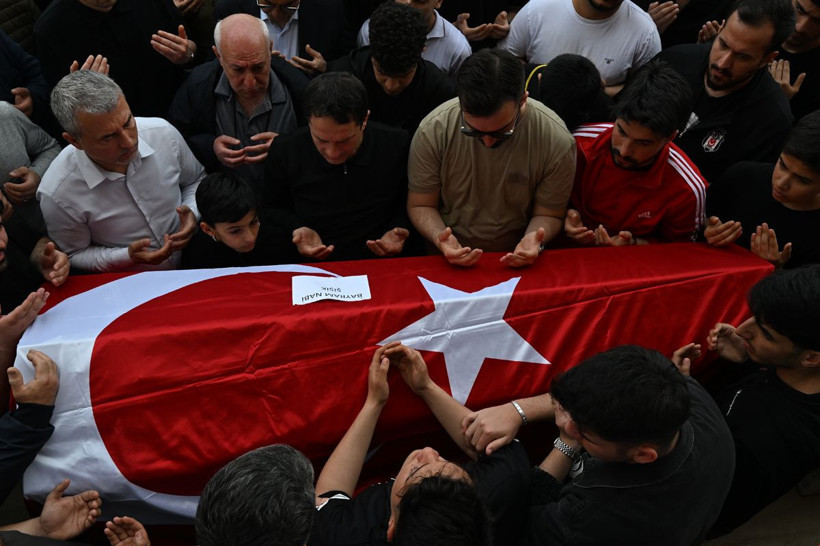 11 Yaşında 8 Fidan... Türkiye Okul Baskınında Ölen Yavrularını Uğurladı - Resim: 20