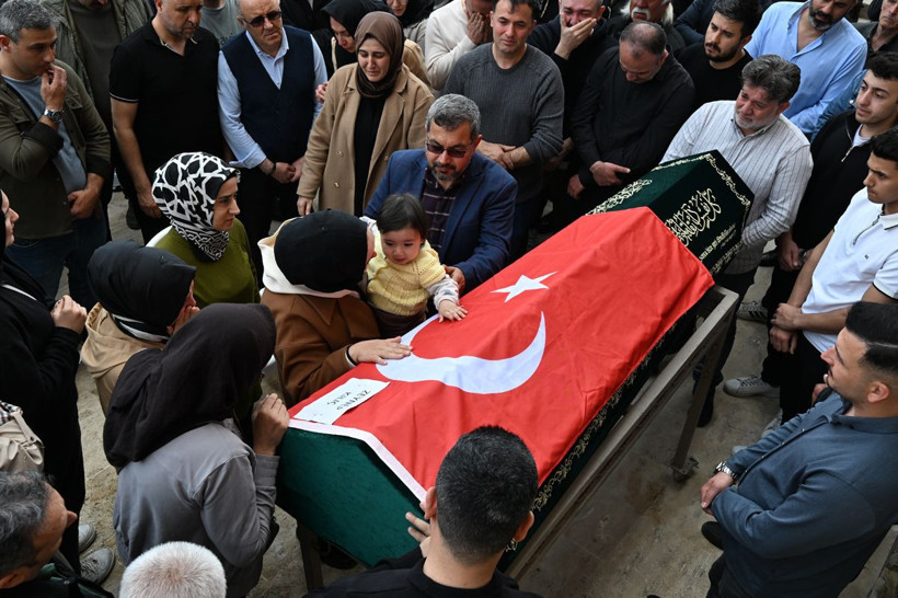 11 Yaşında 8 Fidan... Türkiye Okul Baskınında Ölen Yavrularını Uğurladı - Resim: 21