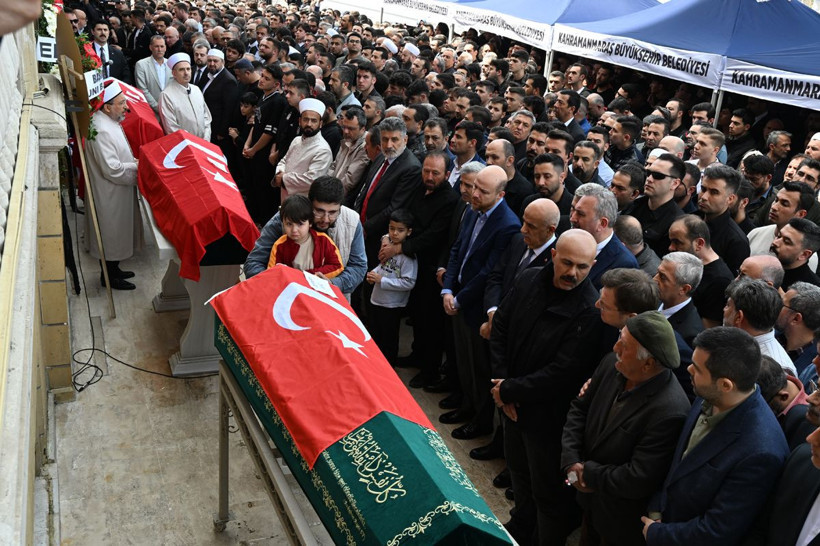 11 Yaşında 8 Fidan... Türkiye Okul Baskınında Ölen Yavrularını Uğurladı - Resim: 28