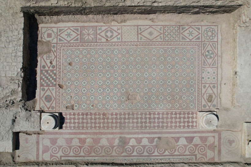 Karadeniz’in Efes’inde 1700 Yıllık İhtişam: 105 Metrekarelik Mozaik ve Eros Başı Bulundu - Resim : 2