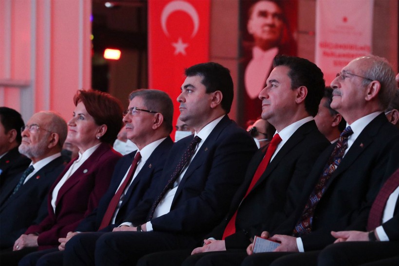 Davutoğlu'nun kabine yorumu: 'Çoğu, Erdoğan'la tartışmalarda korumaya çalıştığım isimler; arkadaşları şahsiyet sınavı bekliyor' - Resim : 1