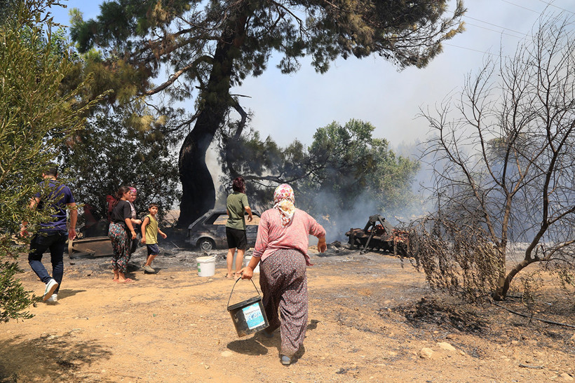 Antalya'da Yerleşim Yerine Yakın Yangın! Tarım Araçları Küle Döndü - Resim : 4