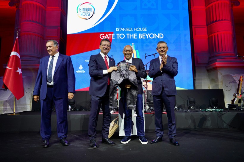 Paris'te İstanbul Evi'nin Açılışı Yapıldı... İmamoğlu: '2027 Avrupa Oyunları'na Ev Sahipliği Yapmak Güçlü Bir Birlik Sembolü Olacak' - Resim : 3
