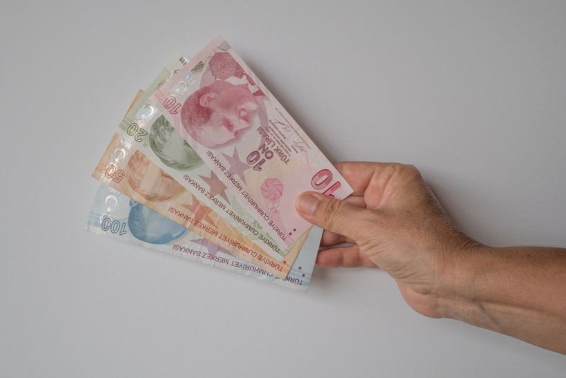 Türkiye’nin Yoksulluk Karnesi! TÜİK, Şehir Şehir Genç Yaşlı Demeden Tek Tek Açıkladı: Bu Koşullardan 7 Tanesini Tutturamayanlar… - Resim: 4