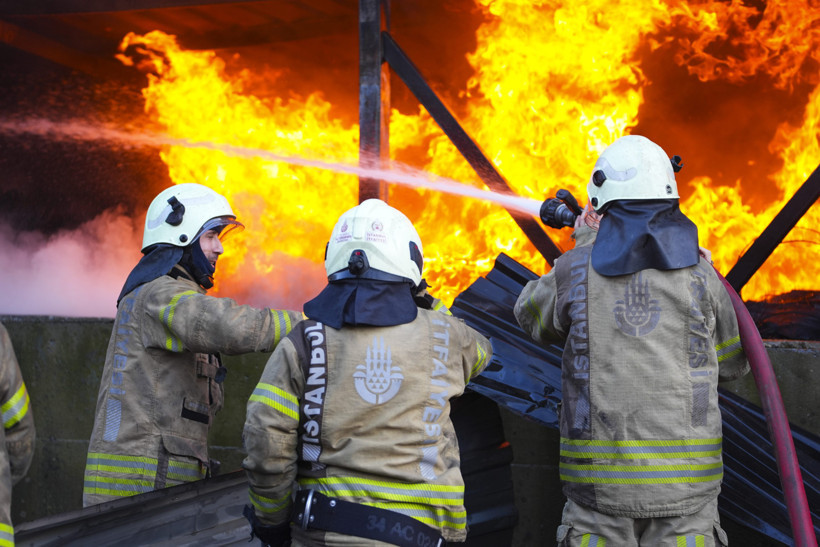 İstanbul'da Büyük Fabrika Yangını: Yan Atölyeye Sıçradı, Patlamalar Yaşanıyor - Resim : 3