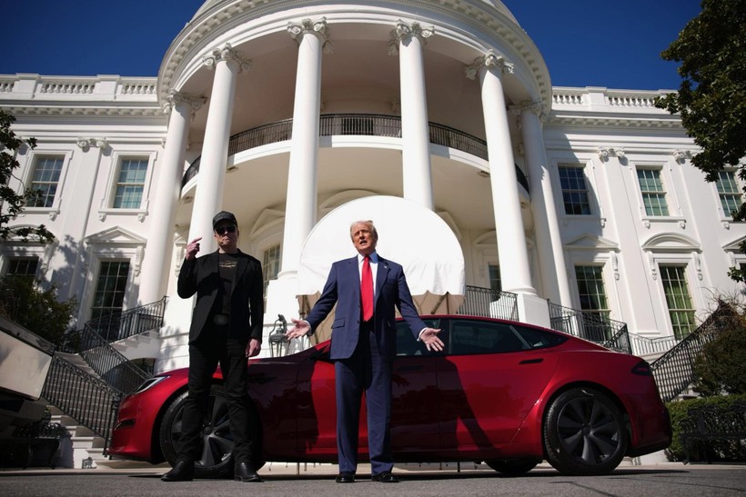 ABD Başkanı Donald Trump'tan Elon Musk'a Jest! Tesla Aldı... Elindeki Kağıt Gündem Oldu, Notlarda Ne Yazıyor? - Resim : 1