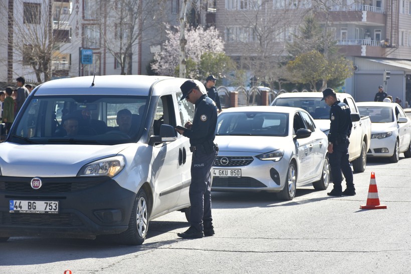 Adıyaman’da Araması Olan 17 Kişi Yakalandı - Resim : 1