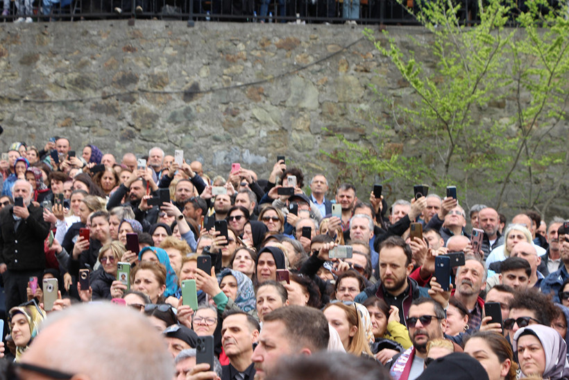 Volkan Konak'a Son Görev! Trabzon'da Vasiyetindeki Ceviz Ağacının Altına Defnedildi - Resim : 2