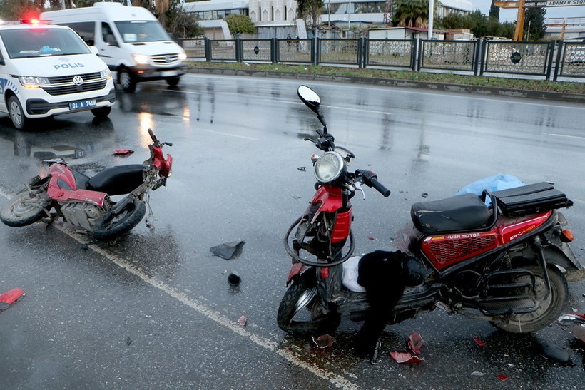 Adana'da Feci Kaza! Otomobil, 2 Elektrikli Bisikletliye Çarptı: 1 Ölü, 1 Ağır Yaralı - Resim : 1