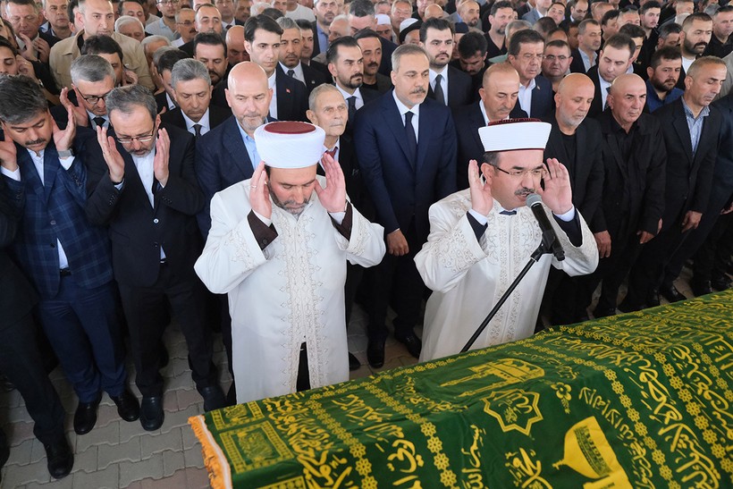Mevlüt Çavuşoğlu'ndan Babasına Son Görev! Bakan Hakan Fidan, Eski Bakanlar, AKP'li İsimler Yalnız Bırakmadı - Resim : 2