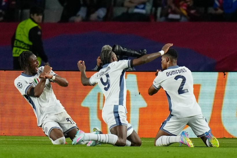 Şampiyonlar Ligi'nde Nefes Kesen Maç! 6 Gol Var, Kazanan Yok - Resim : 1
