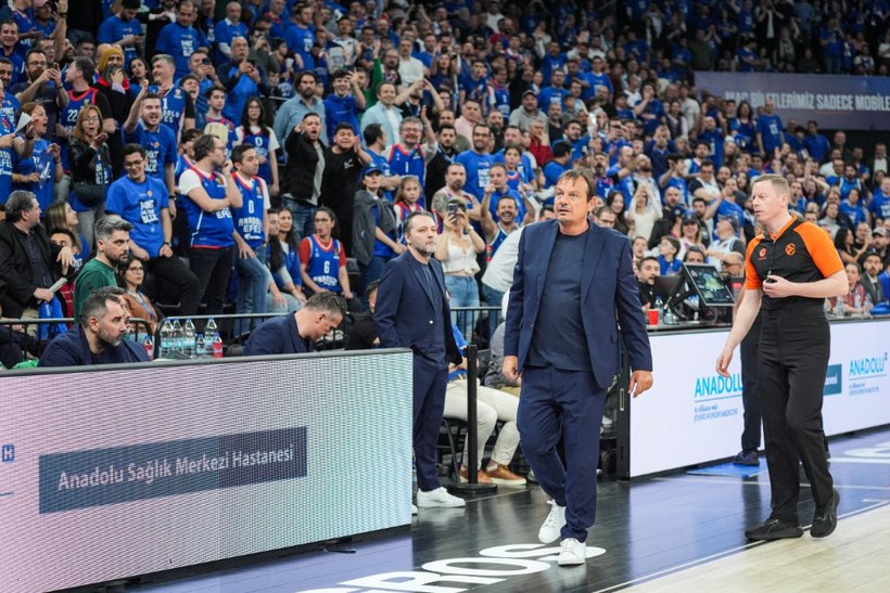 Anadolu Efes Taraftarının Tepkisi Ergin Ataman'ı Çileden Çıkardı! Maç Bitmeden Salonu Terk Etti - Resim : 1