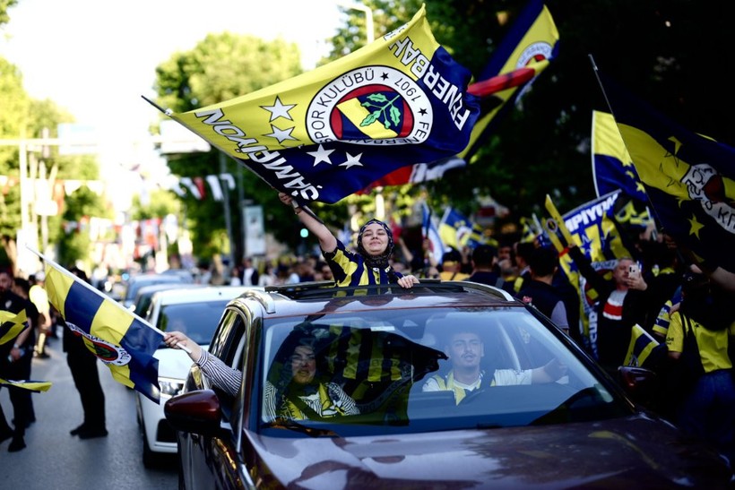 Kadıköy'de Sarı Lacivert Gece! Avrupa'nın En Büyüğü Fenerbahçe Şampiyonluğunu Kutladı - Resim : 1