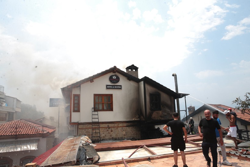 Antalya'da Tarihi Kaleiçi'nde Otel Yangını - Resim : 4