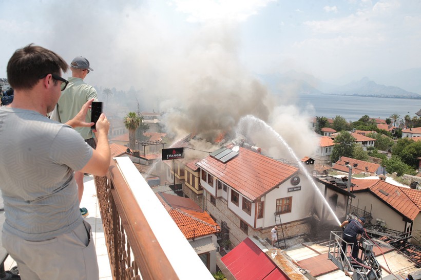Antalya'da Tarihi Kaleiçi'nde Otel Yangını - Resim : 5