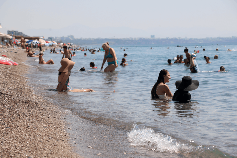 Antalya'da Deniz Suyu Isındı Ama... 2 Belirtiyle Hastaneye Koşuyorlar - Resim : 1