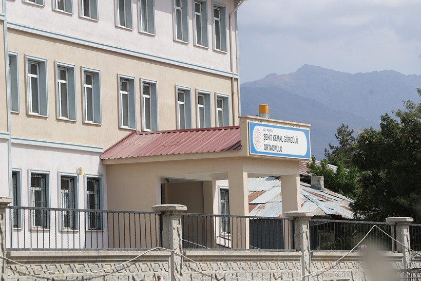 Van'da Boşanma Aşamasında Dehşet! Bıçakla Okulu Bastı, Kayınpederi Zannedip Başka Öğretmeni Bıçakladı - Resim : 1