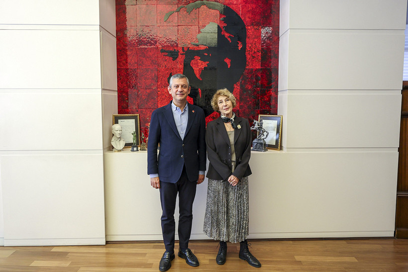 Ayşe Kulin CHP’ye Üye Oldu: Rozetini Özgür Özel Taktı - Resim : 3
