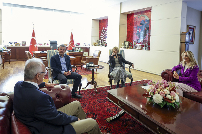 Ayşe Kulin CHP’ye Üye Oldu: Rozetini Özgür Özel Taktı - Resim : 2
