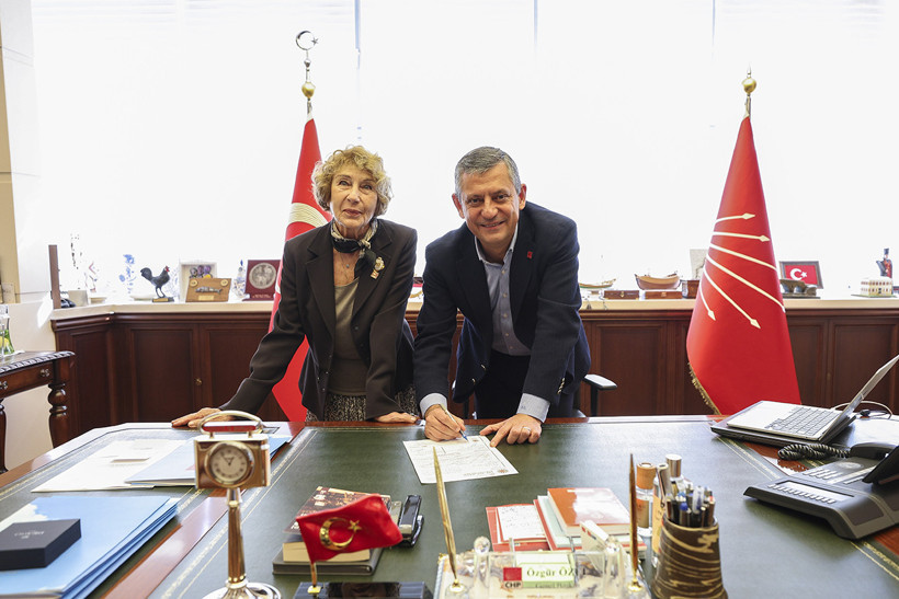 Ayşe Kulin CHP’ye Üye Oldu: Rozetini Özgür Özel Taktı - Resim : 1