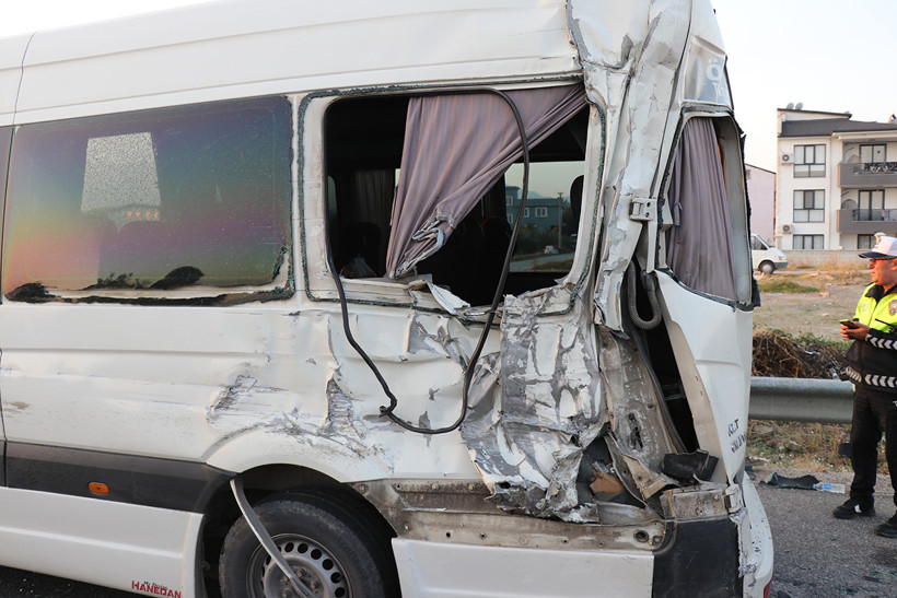 Denizli'de Feci Kaza: Emniyet Şeridindeki Servise Kamyon Çarptı: 1 Ölü - Resim : 1