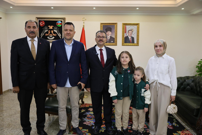 Yağmur Altında İstiklal Marşı Okumuştu! Iğdır Valisi, Altın ile Ödüllendirdi - Resim : 3