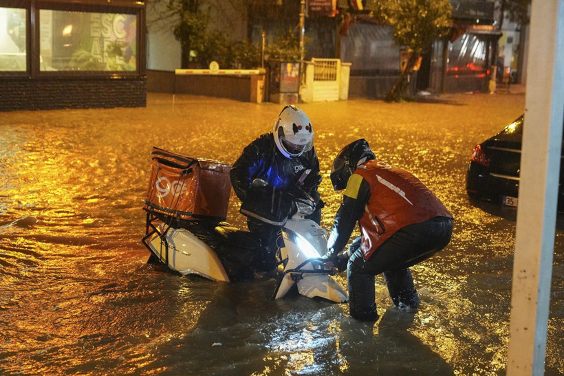 İzmir Sele Teslim! 4 İlçe Kabusu Yaşıyor... Evler Su Altında Kaldı, Duvarlar Yıkıldı, Rögarlar Taştı - Resim: 4