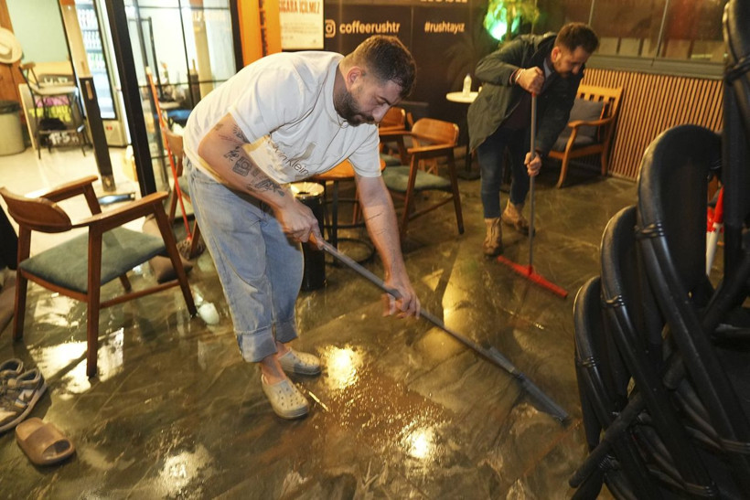 İzmir Sele Teslim! 4 İlçe Kabusu Yaşıyor... Evler Su Altında Kaldı, Duvarlar Yıkıldı, Rögarlar Taştı - Resim: 24