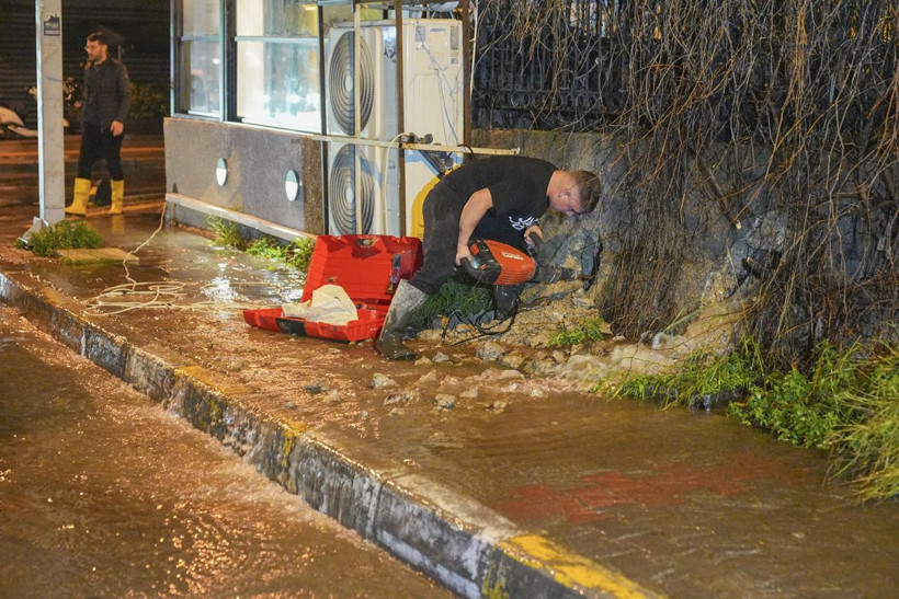 İzmir Sele Teslim! 4 İlçe Kabusu Yaşıyor... Evler Su Altında Kaldı, Duvarlar Yıkıldı, Rögarlar Taştı - Resim: 36